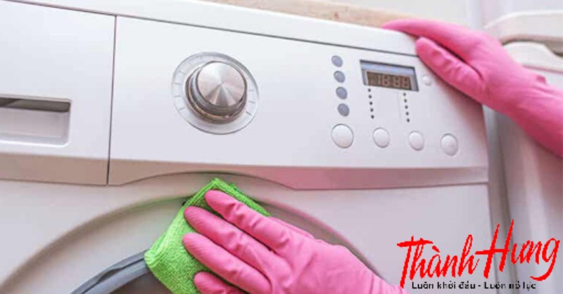 Lau chùi toàn bộ bên ngoài máy giặt Lau chùi toàn bộ bên ngoài máy giặt