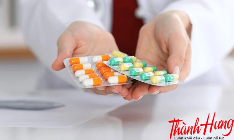 Bạn nên uống thêm thuốc kháng histamine hoặc thuốc giảm đau để giảm các triệu chứng khó chịu.