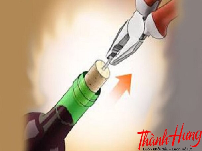 Bạn hoàn toàn có thể mở chai rượu vang bằng những công cụ đơn giản như chiếc kìm và ốc vít.
