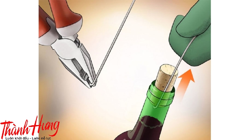 Việc này đòi hỏi sự cẩn thận và kiên nhẫn, hãy thực hiện từ từ và không nên áp dụng quá nhiều lực để tránh làm vỡ chai.