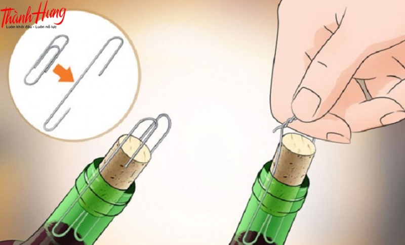 Kẹp giấy và chiếc đũa.