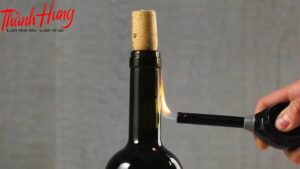 Làm nóng không khí ở cổ chai.