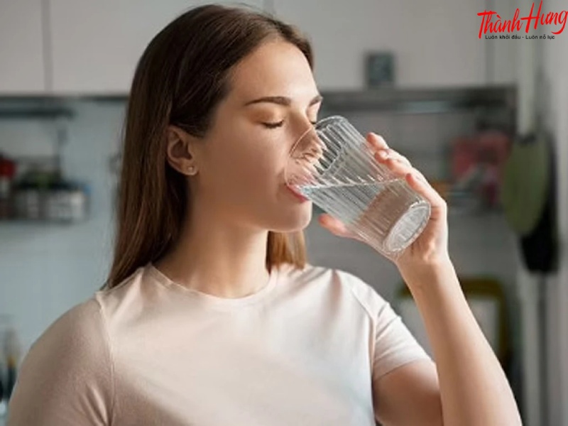 Mẹo chữa hóc xương cá bằng cách uống nước.