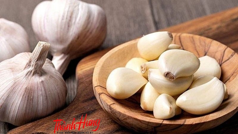 Mẹo chữa hóc xương cá bằng củ tỏi.