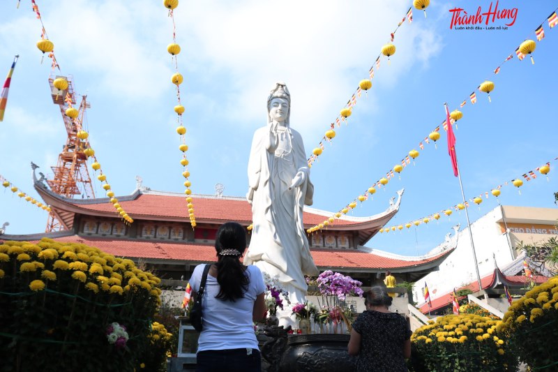Qua việc cúng dường, chúng ta có thể rèn luyện lòng từ bi, lòng vị tha và tu tập tâm thức theo lẽ Phật dạy.