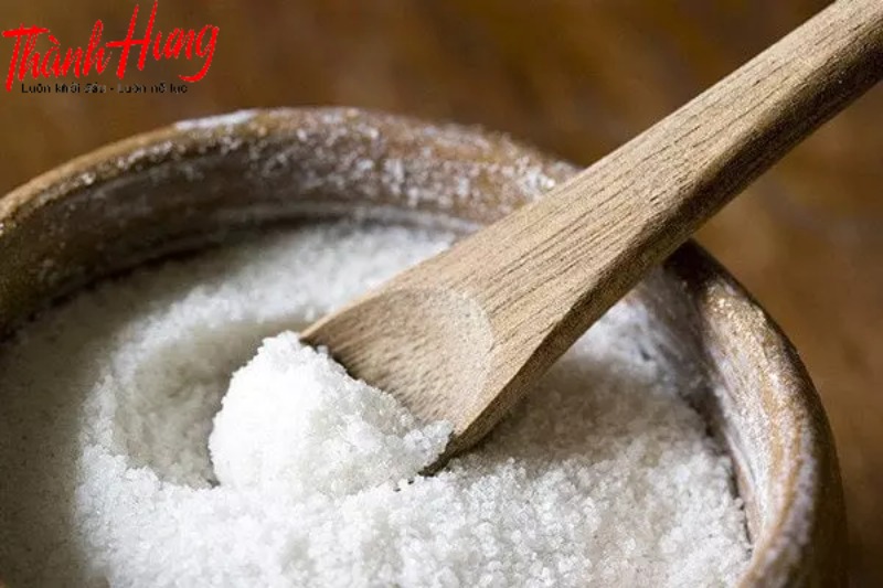 Sử dụng muối để xua đuổi vía đen.