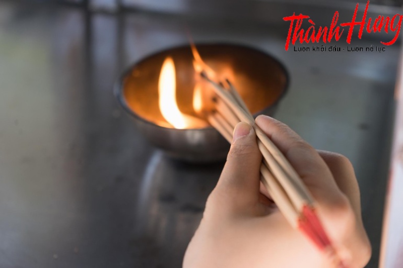 Cách đốt vía giải đen bán hàng bằng việc thắp hương.