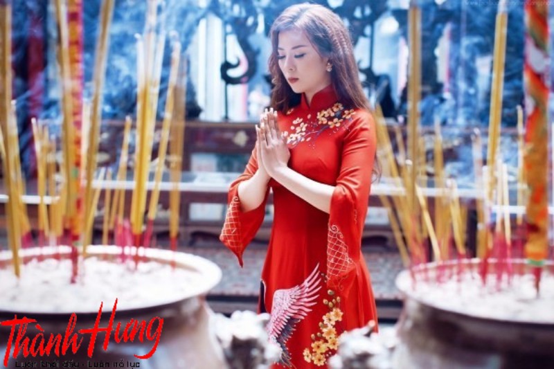 Thắp hương để cầu an lạc.