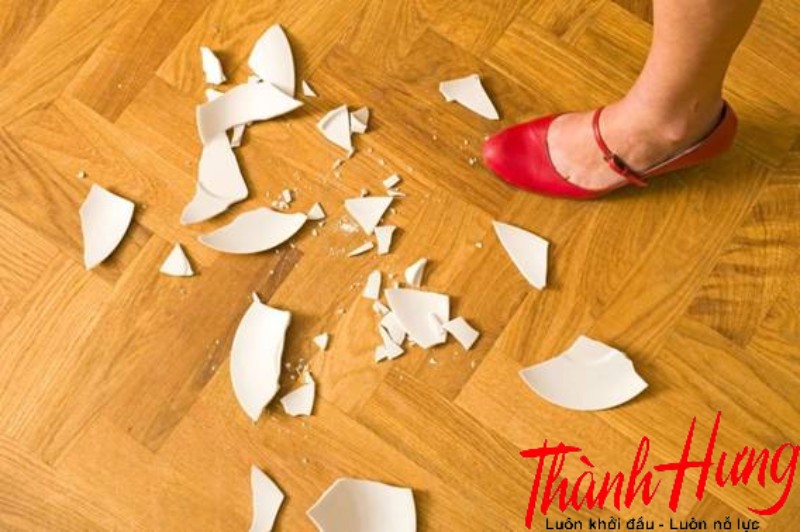 Hạn chế làm đổ vỡ vật dụng.