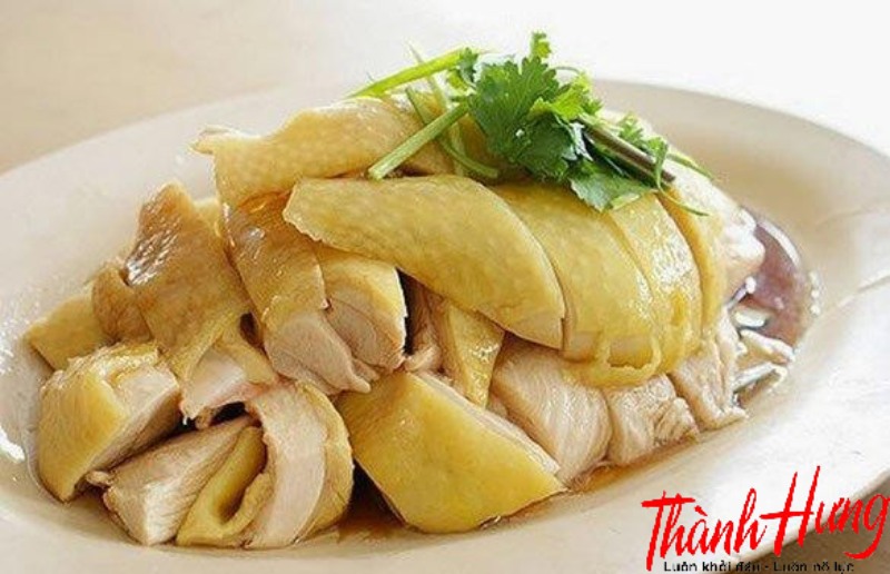 Theo quan niệm dân gian, việc ăn thịt gà vào ngày mùng 1 sẽ mang lại may mắn và tài lộc.