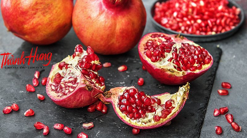 Ngoài xôi gấc, những loại trái cây màu hồng, đỏ như thanh long, dưa hấu, táo, mận,... cũng nên được ăn vào ngày mùng 1.