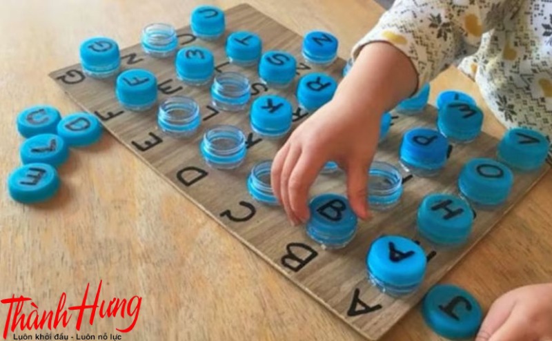 Tái chế chai nhựa thành đồ chơi.