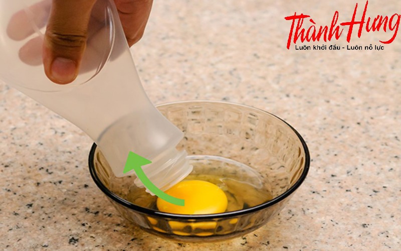 Dùng chai nhựa để tách lòng đỏ trứng.