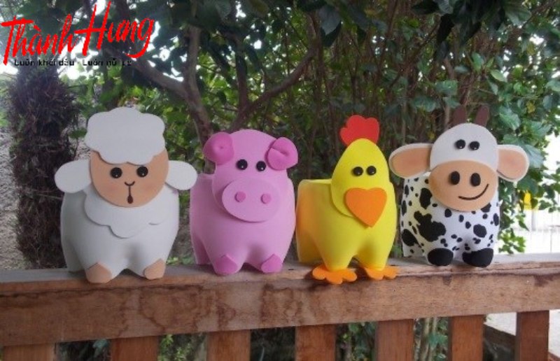 Tái chế chai nhựa thành con vật.