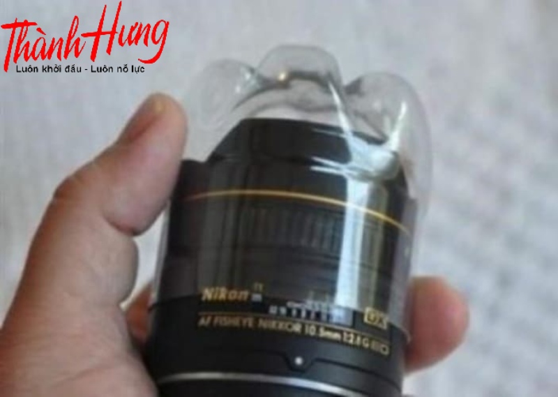Dùng chai nhựa để bảo vệ ống kính.
