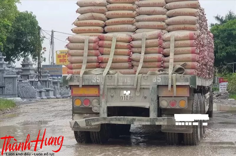 Xe quá tải là khi trọng lượng tổng cộng hoặc trọng lượng trục vượt quá mức cho phép của xe khi di chuyển trên đường.